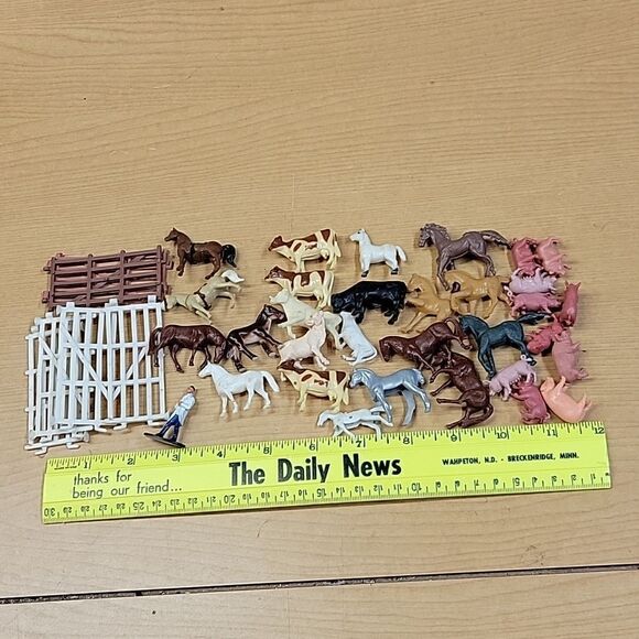 1 1/5" plastic farm animals 30+ - Picture 1 of 4